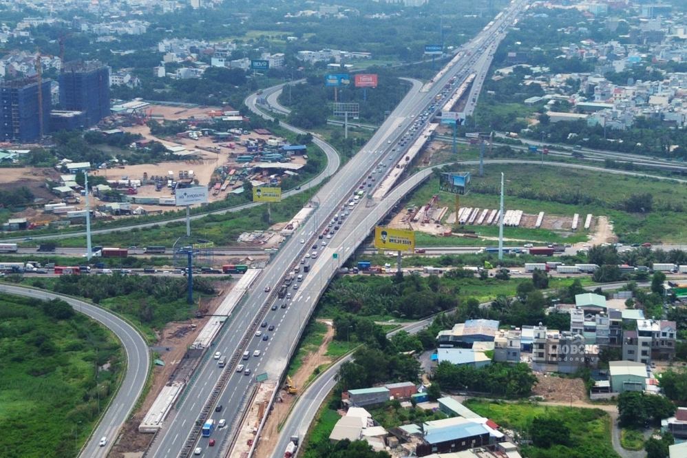 Dòng xe kéo dài từ đường dẫn cao tốc qua nút giao Vành đai 2. Ảnh: Anh Tú