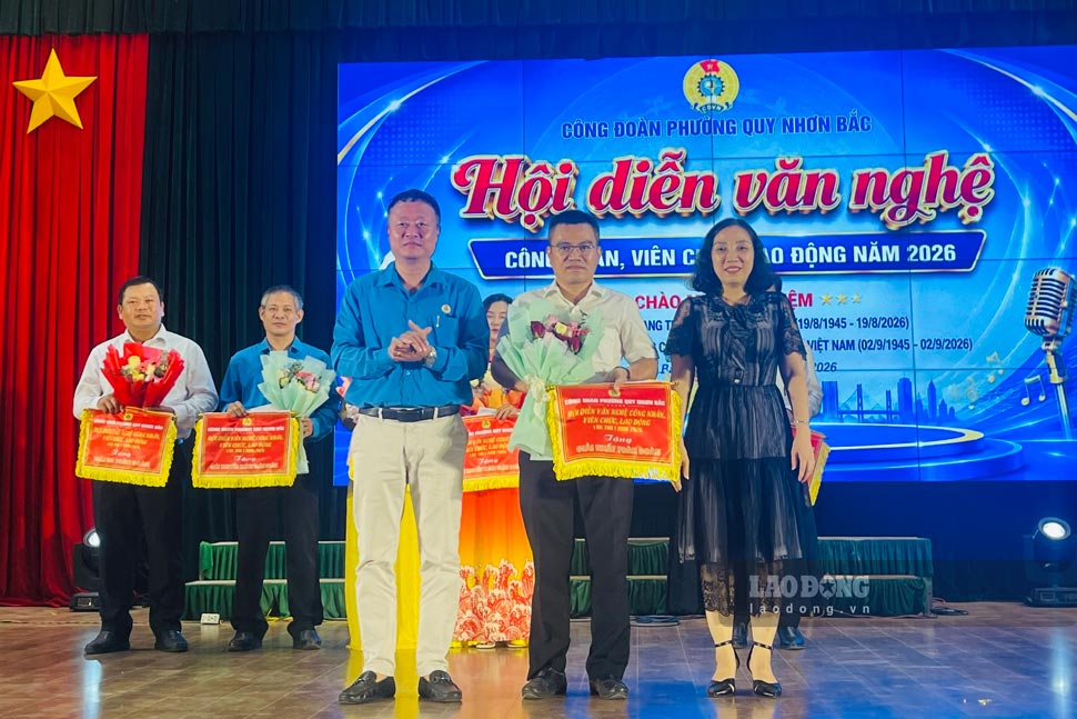 Ban Tổ chức trao giải cho các đội có phần trình diễn xuất sắc. Ảnh: Hoài Phương