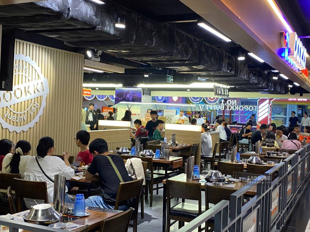 Tại Gigamall các khu vui chơi trẻ em, nhà hàng, quán ăn đón lượng lớn khách. Ảnh: Thái Bảo