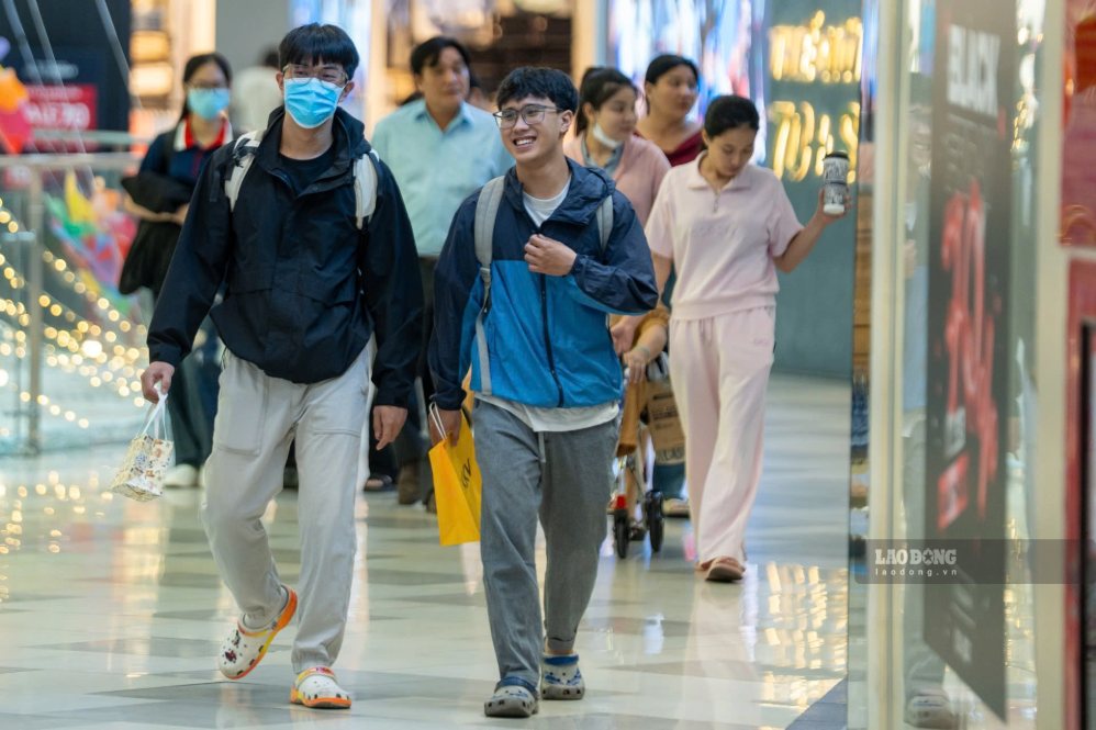 젊은이들은 쇼핑몰을 만남의 장소로 선택하고 식사와 엔터테인먼트를 결합합니다. 사진: 타이 바오