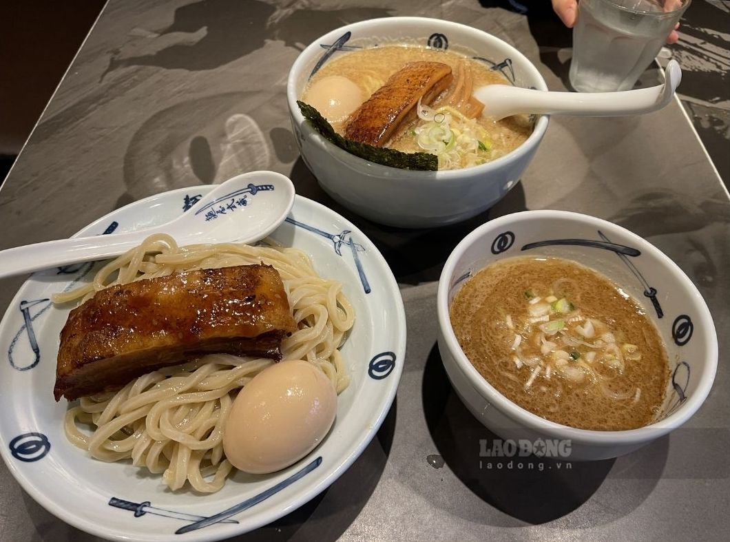 Tsukemen với mì và nước dùng được phục vụ riêng. Ảnh: Linh Đan