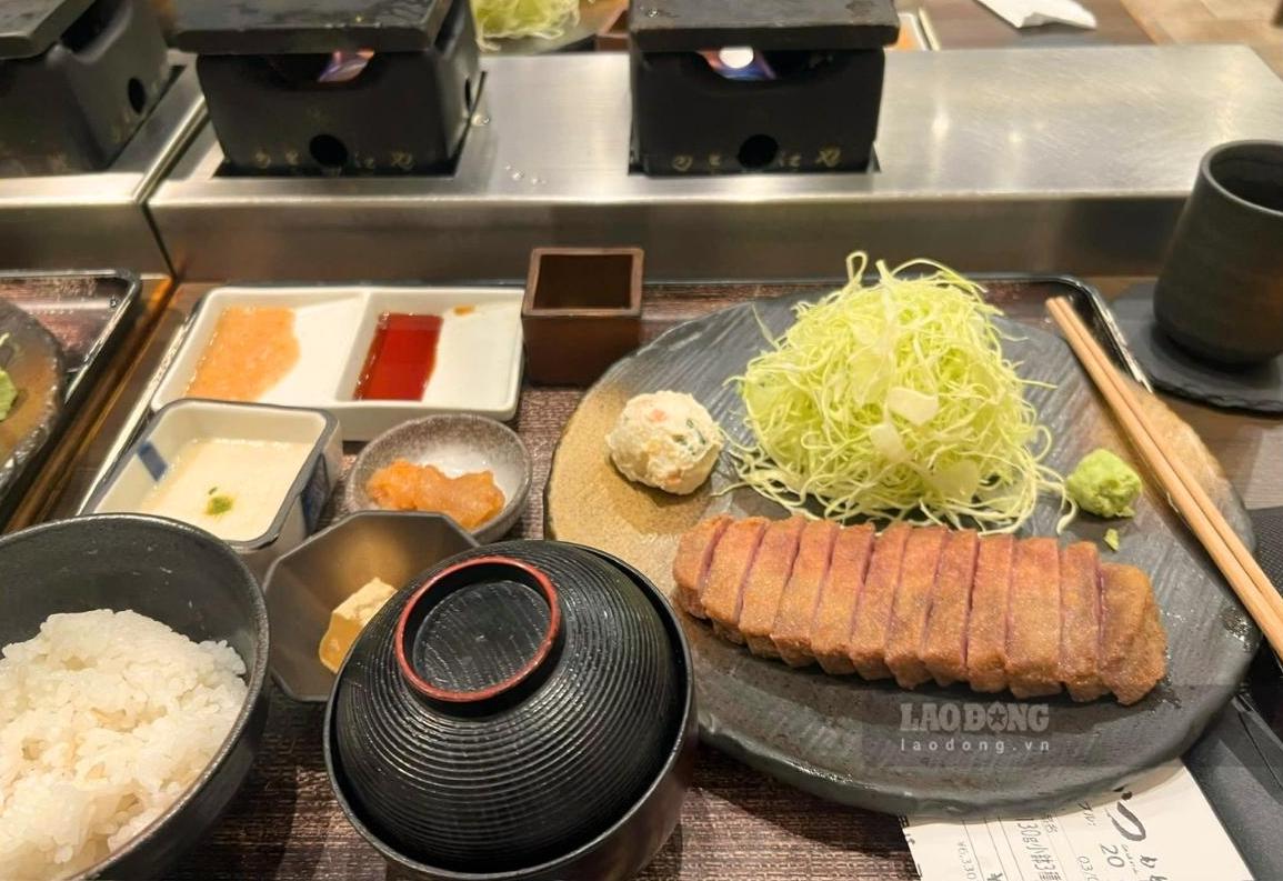 Gyukatsu được dùng kèm phiến đá nóng để thực khách tự điều chỉnh độ chín của thịt. Ảnh: Linh Đan