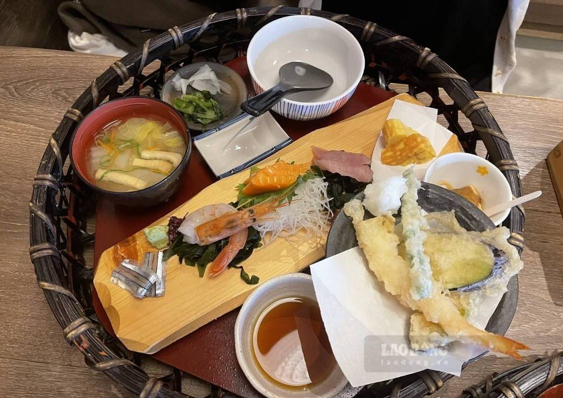 Sashimi gồm các lát cá, hải sản tươi sống được thái mỏng và dùng trực tiếp. Ảnh: Linh Đan