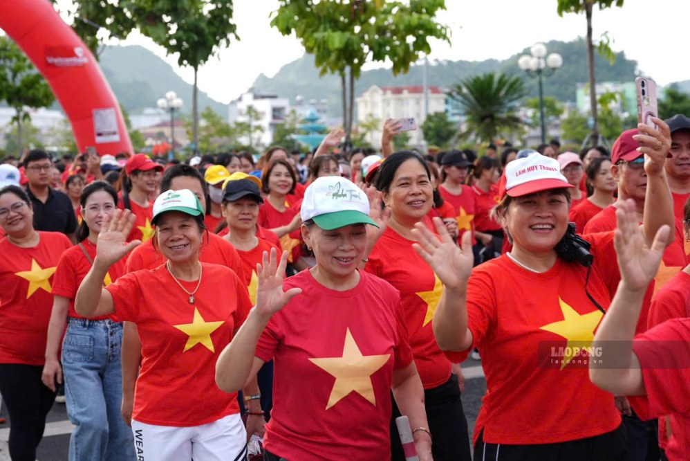 Hoạt động đi bộ “Cùng Việt Nam tiến bước” tại điểm cầu tại Quảng trường Tây Bắc, phường Tô Hiệu. Ảnh: Huỳnh Thịnh