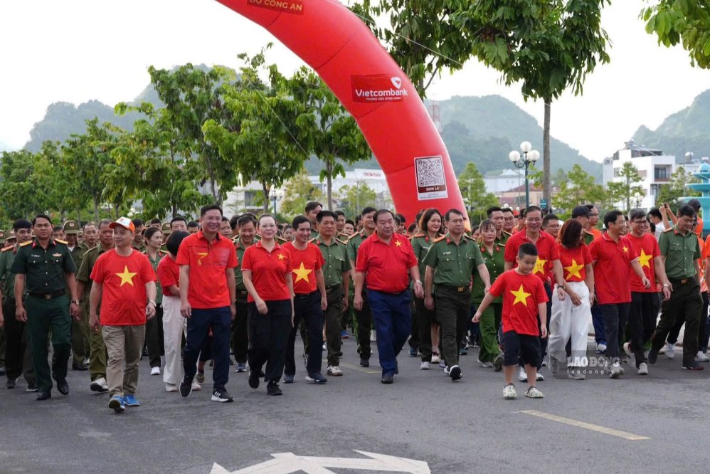 Walking activity "Joining Vietnam to Advance" at Tay Bac Square, Son La province. Photo: Huynh Thinh