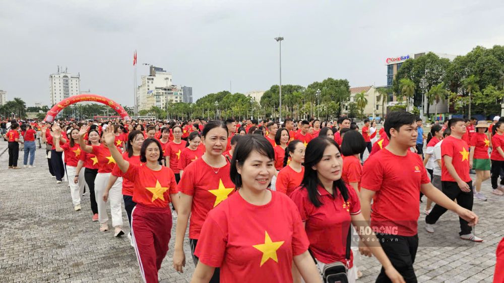Đông đảo cán bộ, người dân ở Thanh Hóa hứng khởi, đi bộ “Cùng Việt Nam tiến bước”. Ảnh: Quách Du