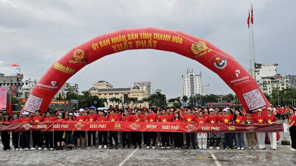 Hàng nghìn người tại Thanh Hóa hưởng ứng, tham gia chương trình “Cùng Việt Nam tiến bước“. Ảnh: Quách Du