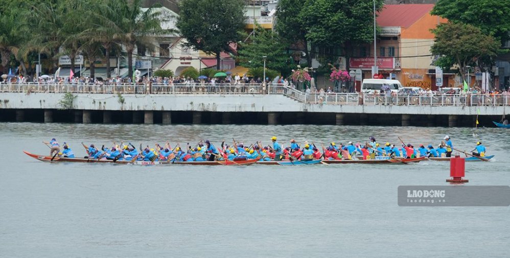 Carreras de botes tradicionales en el río Han - Da Nang. Foto: Tra Ban