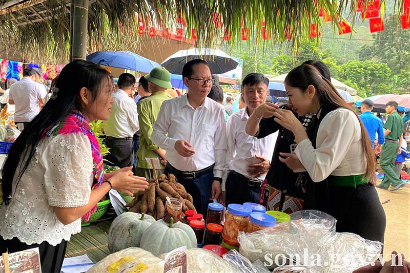 Các đại biểu tham quan các gian hàng nông sản đặc trưng xã Muổi Nọi (Sơn La). Ảnh: Cổng TTĐT tỉnh Sơn La