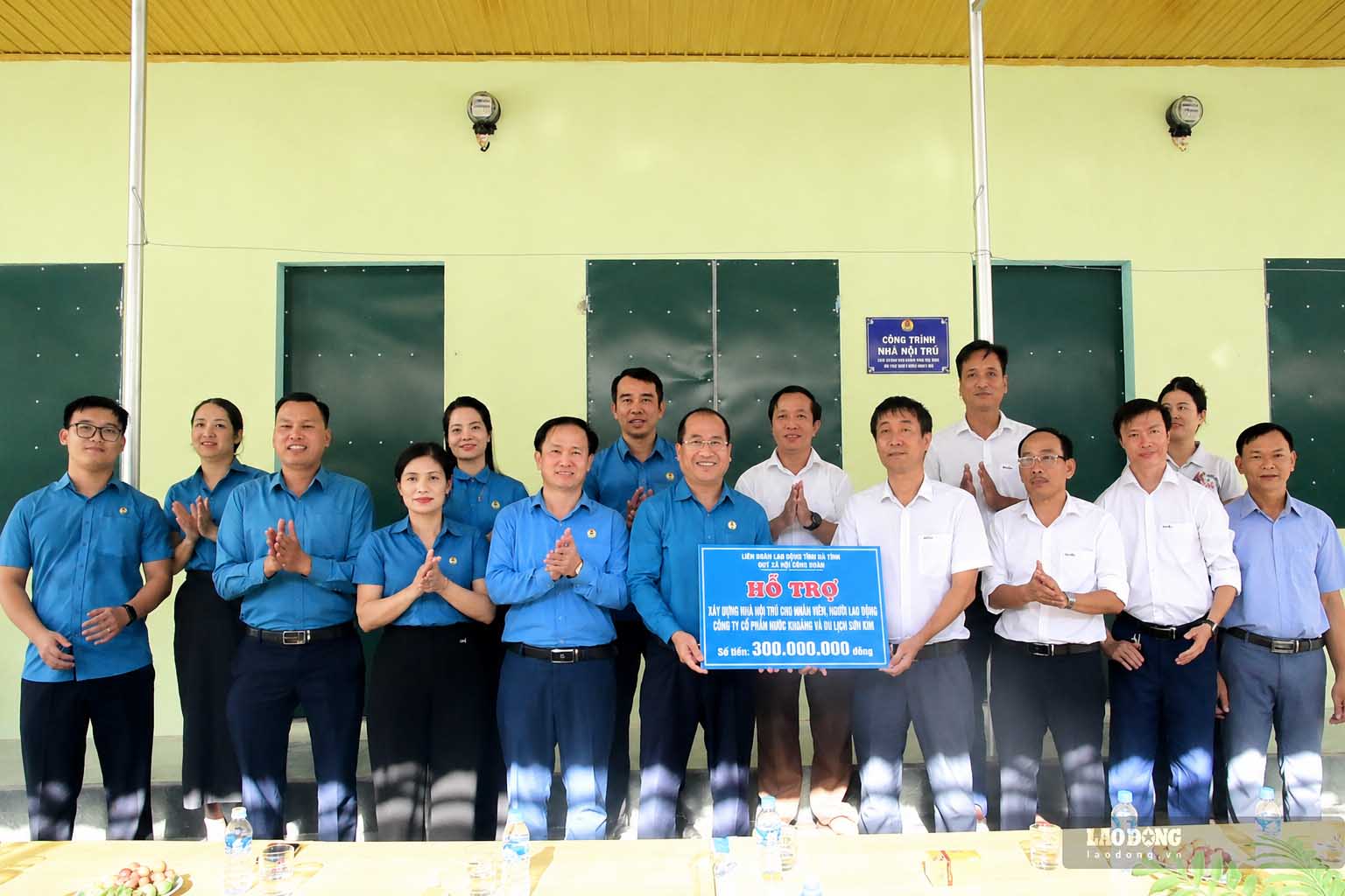 Ceremonia de inauguración del dormitorio para los trabajadores de la Compañía Anónima de Agua Mineral y Turismo Son Kim. Foto: Tran Tuan