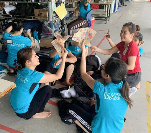 Les employés de la société à responsabilité limitée MAXPORT Limited (Ninh Binh) sont heureux de recevoir des primes à l'occasion de la fête nationale. Photo: Fournie par la société.