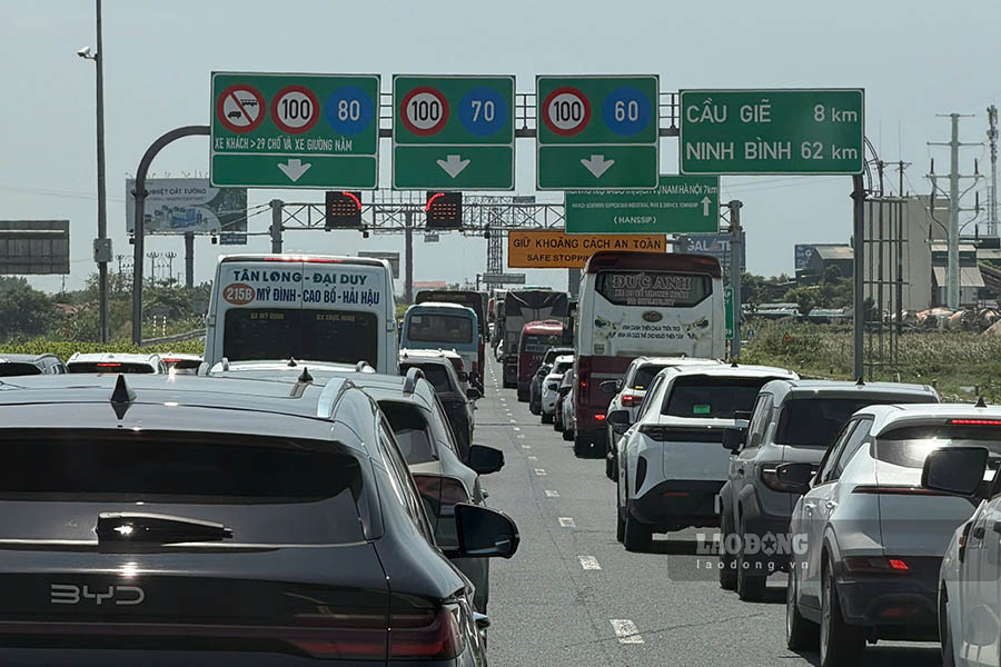 L'autoroute Pháp Vân - Cầu Giẽ a une très forte densité de véhicules. Photo: Việt Anh