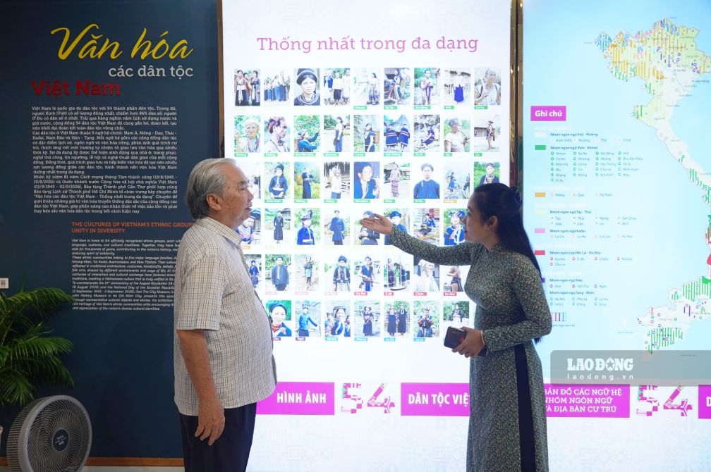 Tại Bảo tàng TP Cần Thơ, từ những bộ trang phục truyền thống rực rỡ sắc màu, các loại nhạc cụ độc đáo đến hình ảnh về lễ hội, nghi lễ và trò chơi dân gian,…mỗi hiện vật đều mang trong mình những câu chuyện về đời sống, phong tục, tập quán và bản sắc riêng của từng cộng đồng dân tộc.