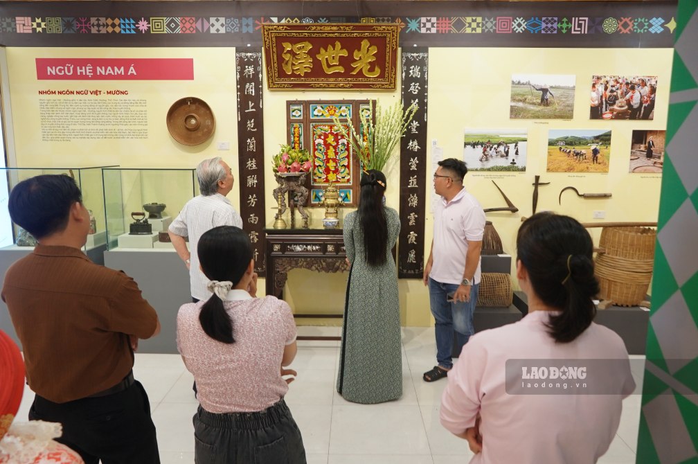 Chia sẻ về ý nghĩa của hoạt động, ông Nguyễn Minh Tuấn - Phó Giám đốc Sở Văn hóa, Thể thao và Du lịch TP Cần Thơ, cho biết triển lãm, trưng bày chuyên đề “Miền Nam nhớ mãi ơn Người” và “Văn hóa các dân tộc Việt Nam – Thống nhất trong đa dạng” chính là nhịp cầu nối quá khứ hào hùng với hiện tại phát triển.