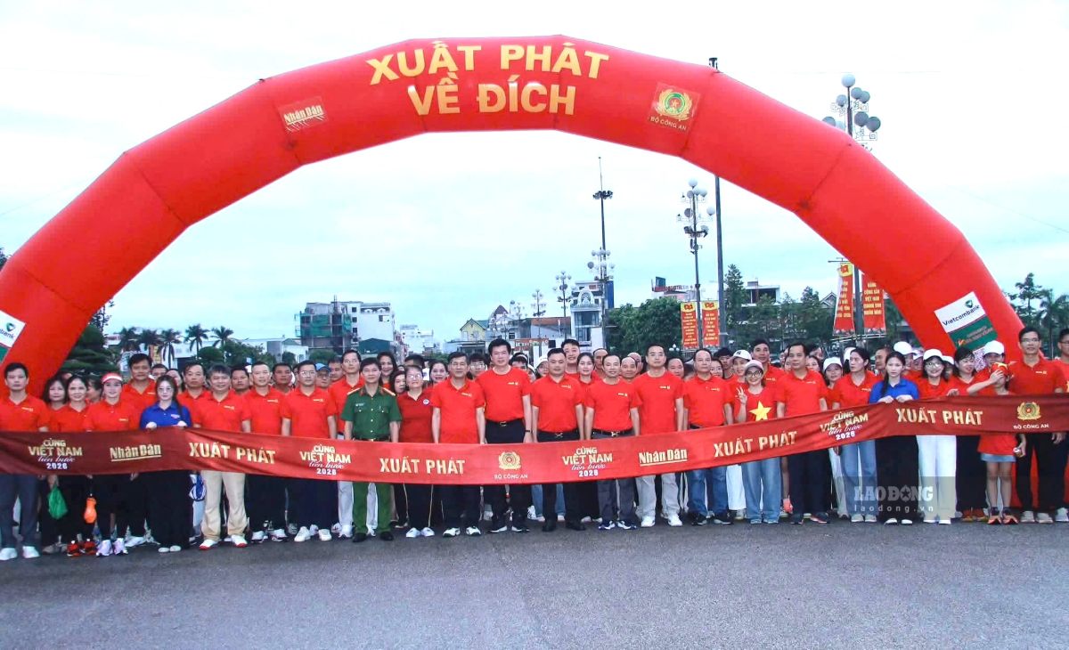 Chương trình thu hút đông đảo cán bộ, chiến sĩ và người dân Nghệ An cùng hưởng ứng hoạt động đi bộ vì sức khỏe. Ảnh: Duy Chương