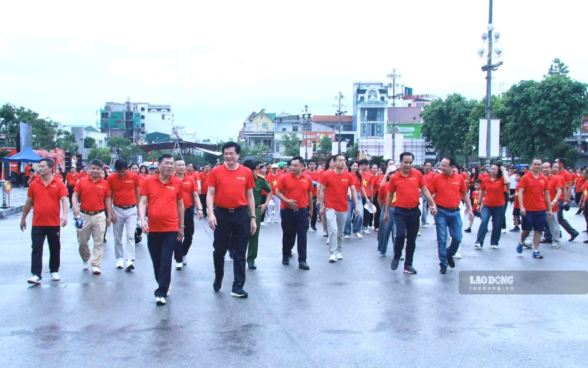 Delegates and officials, union members of Nghe An Trade Union participate in the program "Joining Vietnam to Advance" at Ho Chi Minh Square. Photo: Duy Chuong