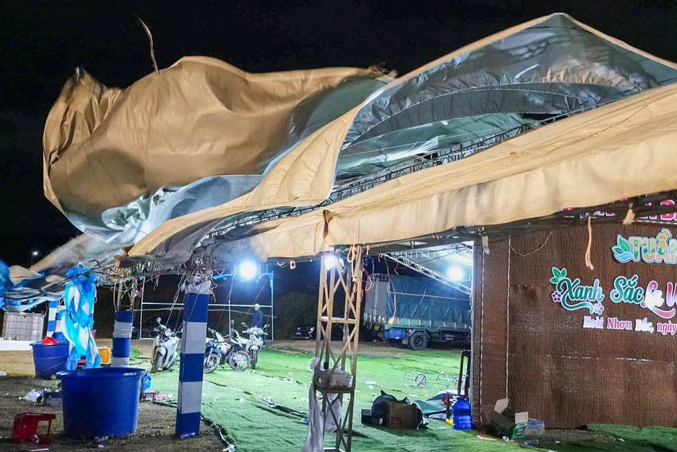 Strong winds have affected many items at La Vuong Tourism Week. Photo: Hoai Nhon Bac Ward Information