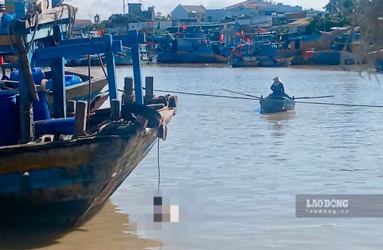 Công an đang điều tra vụ phát hiện thi thể người đàn ông nổi trên sông Dinh. Ảnh: Duy Tuấn 