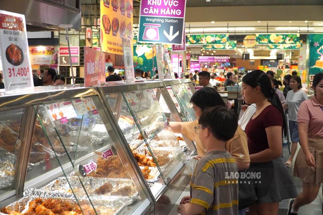 Các quầy bán thực phẩm chế biến sẵn (gà rán, heo quay, bánh mì, cơm cuộn...) thu hút khá nhiều khách trong ngày đầu kỳ nghỉ lễ. Ảnh: Tường Vân 