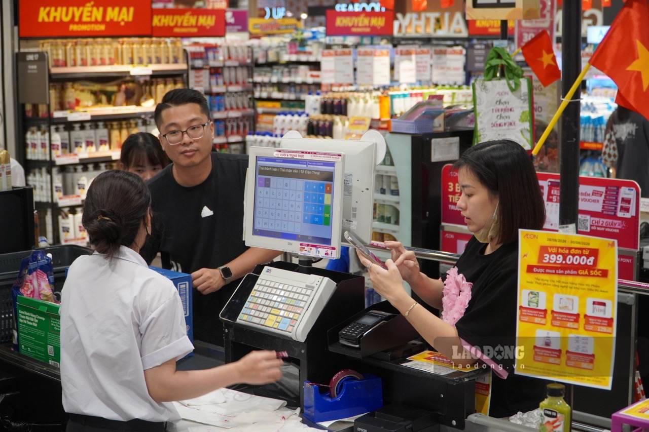 Nguồn cung thực phẩm tại nhiều hệ thống siêu thị dồi dào, nhiều loại giảm giá 10-20%. Ảnh: Tường Vân