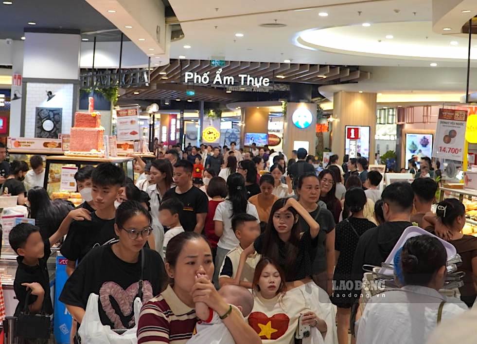Ngày 30.8, đông đảo người dân mua sắm tại siêu thị AEON Hà Đông. Ảnh: Tường Vân