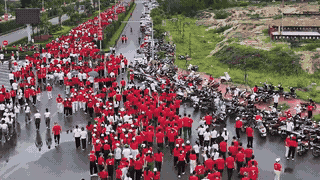 More than 13,200 Quang Tri people walk together, spreading the message of green living. Photo: Thanh Trung