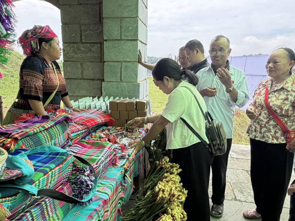 Đông đảo du khách tham quan phiên chợ. Ảnh: Thu Lê