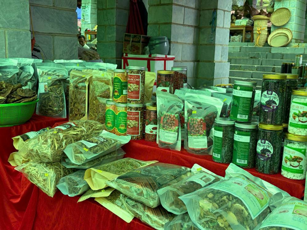 Products are sold at the "Cao Nguyen Opening Festival" highland fair. Photo: Thu Le