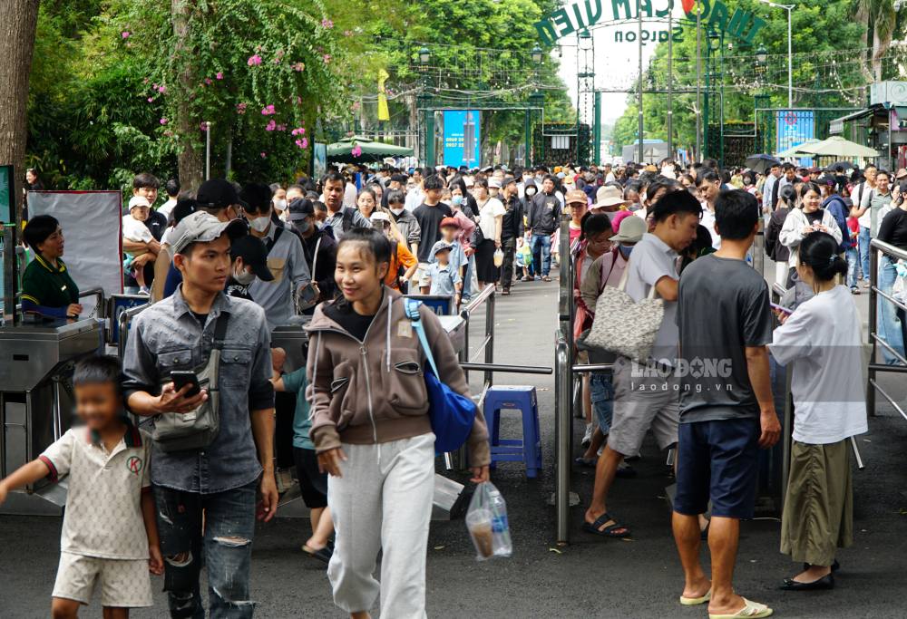 Ngày 30.8 - ngày thứ hai của kỳ nghỉ lễ 2.9, đông đảo người dân và du khách đã có mặt tại Thảo Cầm Viên. Ảnh: Thanh Chân