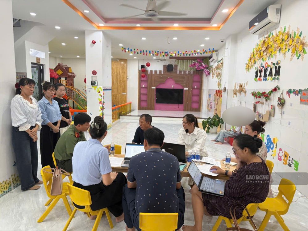 The working delegation of Nha Trang ward works with Cleverkid Bilingual Kindergarten after a girl was scratched by a friend. Photo: Huu Long
