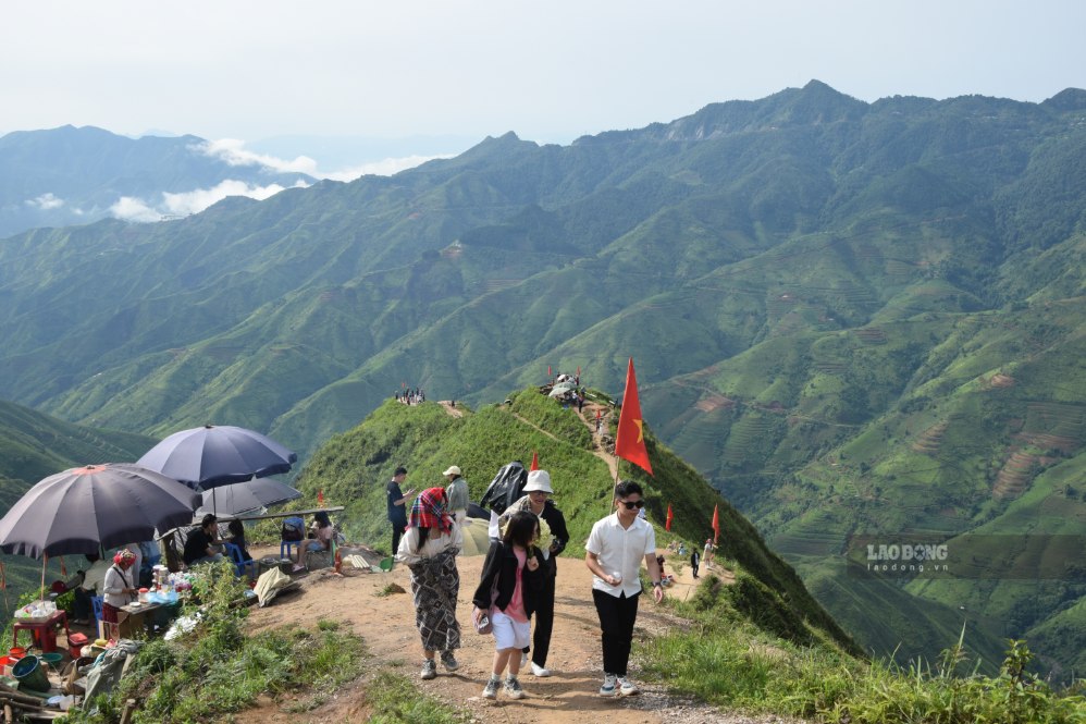 Điểm du lịch sống lưng khủng long, xã Tà Xùa, tỉnh Sơn La thu hút nhiều du khách. Ảnh: Nhật Minh