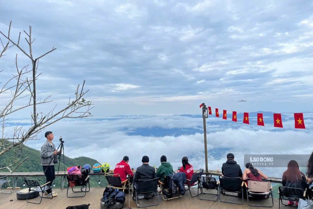 Tourists hunting cloud sea in the wind peak area, Ta Xua commune, Son La province on the morning of August 30. Photo: Le Loi