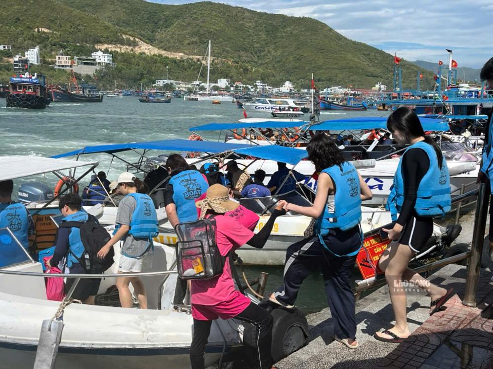 Các tour biển đảo vẫn được du khách ưa thích khi đến Nha Trang du lịch. Ảnh: Hữu Long