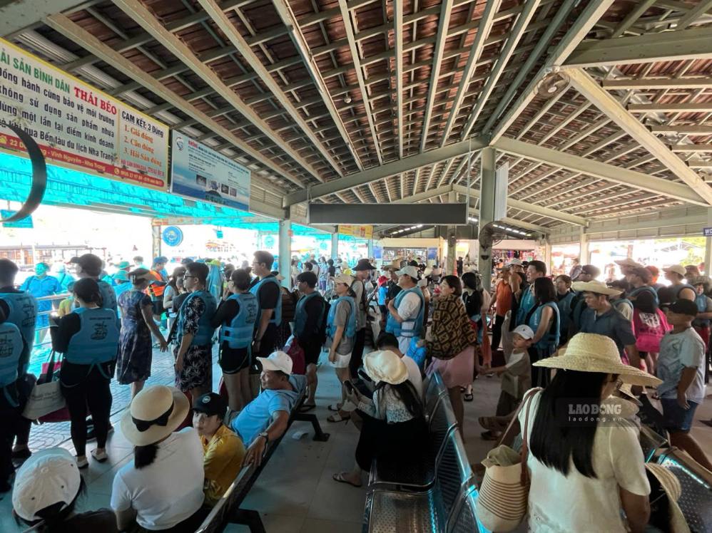 La terminal turística de Nha Trang está abarrotada de turistas que visitan los tours marítimos e insulares. Foto: Huu Long