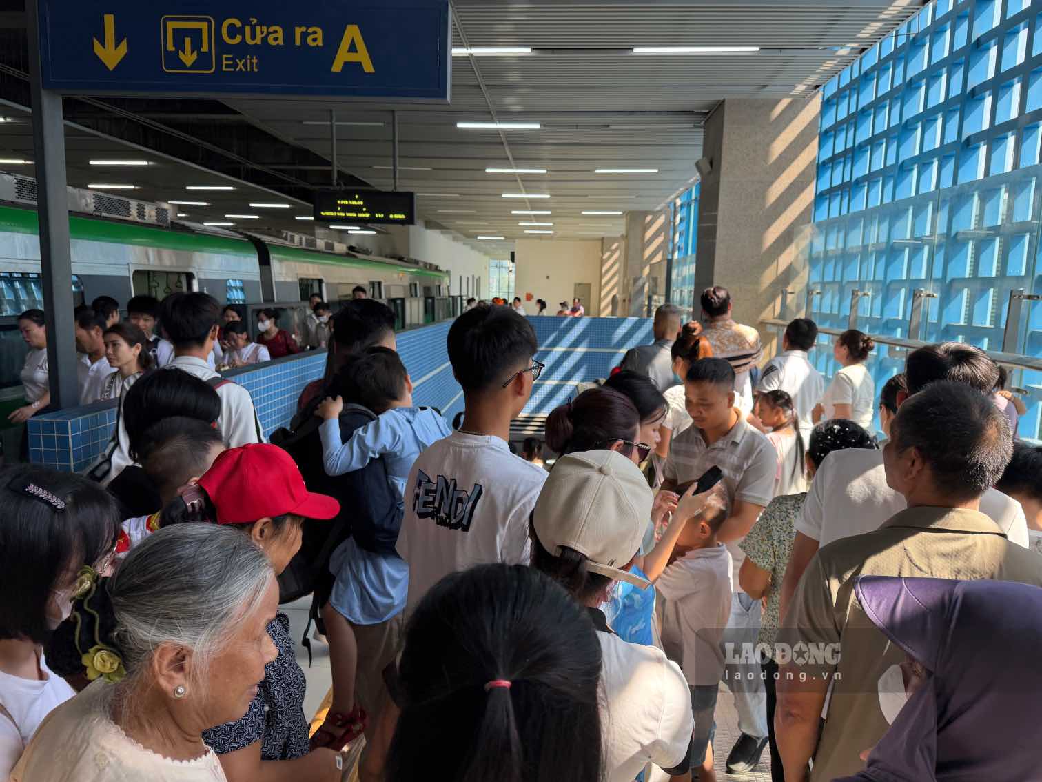 Rất đông người dân đến trải nghiệm đi tàu điện trong dịp nghỉ lễ. Ảnh: Hoài Anh