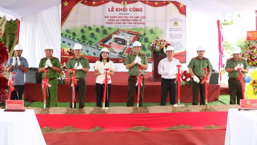 Delegates perform the groundbreaking ceremony for the construction of Vinh Te Ward Police Headquarters. Photo: Tien Dung/An Giang Police