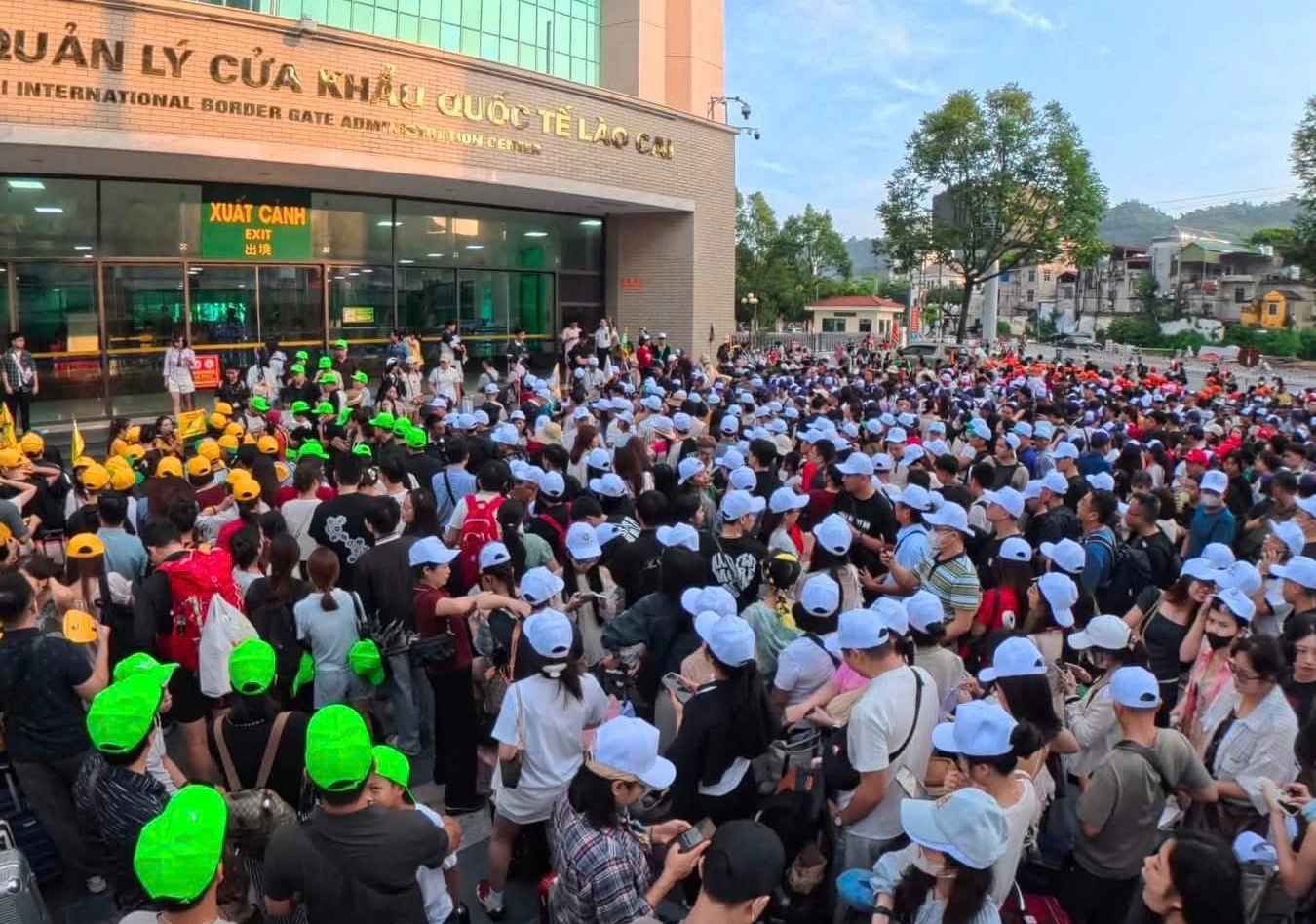 A large number of people and tourists complete exit procedures at Lao Cai International Border Gate. Photo: Lao Cai Ward People's Committee