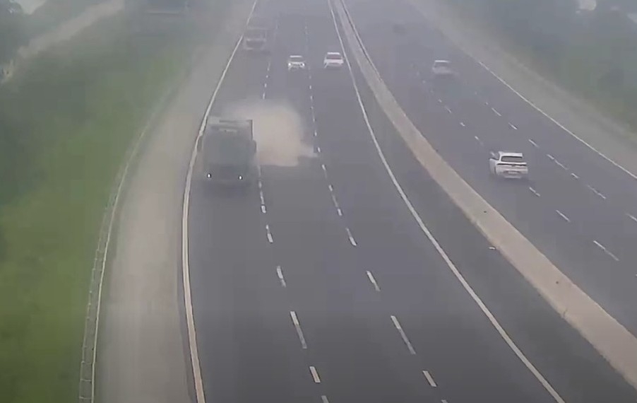The tractor-trailer dropped 3 bags of cement while moving on the Hanoi - Hai Phong highway. Photo: Traffic Police Department