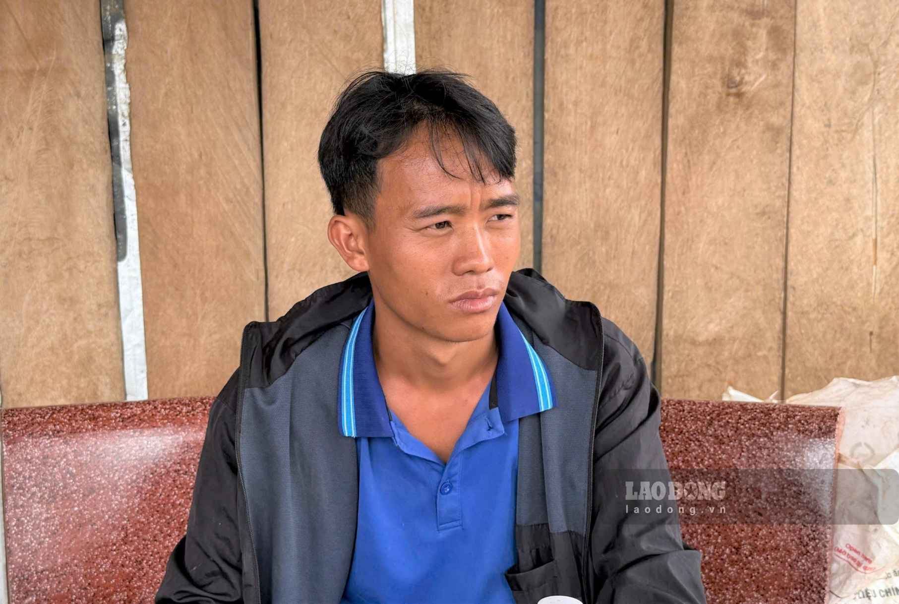 Ông Lý A Sổ - Tổ trưởng Tổ tự quản Tiểu khu 179 trao đổi về đời sống đổi thay của người Mông. Ảnh: Phúc Khánh