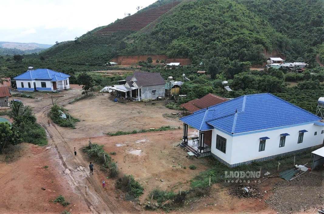 Nhà cửa của bà con người Mông tại Tiểu khu 179 (xã Đam Rông 2) ngày càng được xây dựng khang trang. Ảnh: Phúc Khánh