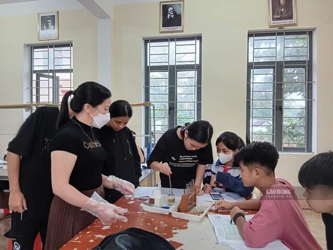 Over the past time, the Ministry of Education and Training has also issued many guidelines on considering teacher promotion in the context of implementing school arrangement. Photo: Bich Ha