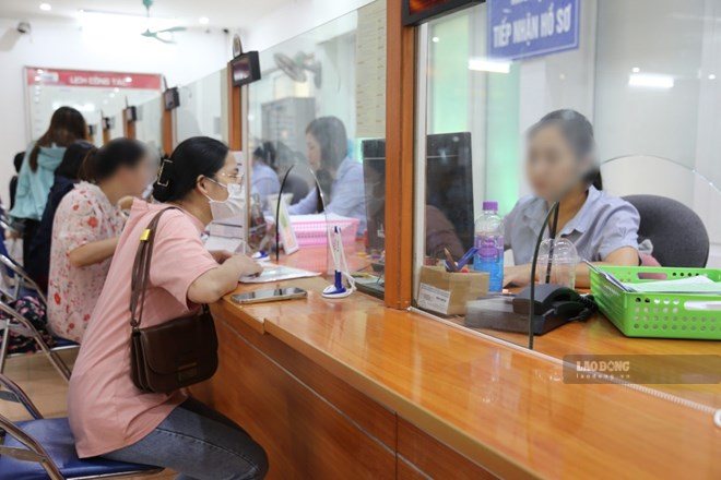 Many opinions suggest that it is necessary to shift from the mindset of increasing salaries to salary reform. Photo: Huong Nha