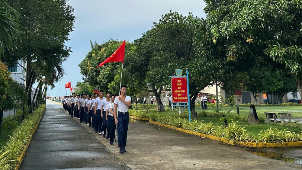 Officers and soldiers of Naval Flotilla 42, Coast Guard Region 4 Command actively responded to the walking activity "Together Vietnam advances" in Nam Can commune, Ca Mau province. Photo: Quang Vinh/Coast Guard Region 4 Command