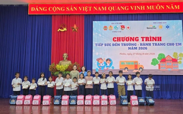Pleiku Trade Union coordinates to give gifts to students in difficult circumstances in Op village. Photo: Trade Union provided