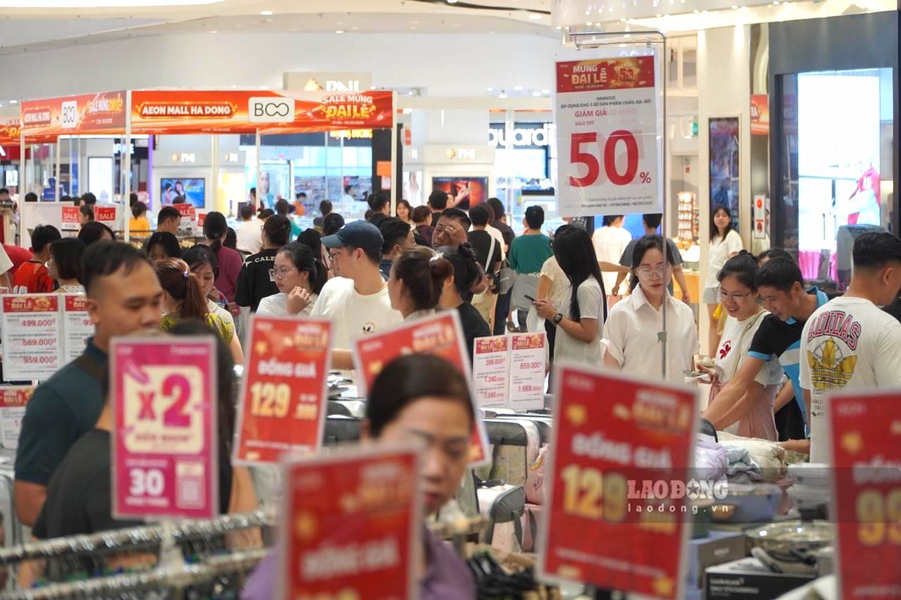 Many items are discounted from 10-50%, attracting shoppers. Photo: Tuong Van