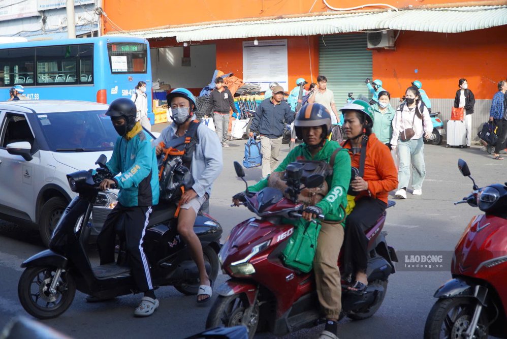 People in Ho Chi Minh City use technology cars to travel during holidays 2. 9. Photo: Nguyen Chan