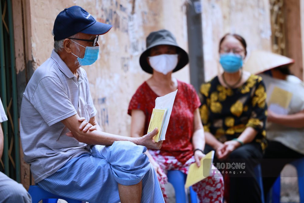 Công dân Việt Nam từ đủ 75 tuổi trở lên, không hưởng lương hưu hoặc trợ cấp bảo hiểm xã hội hằng tháng... có văn bản đề nghị hưởng trợ cấp sẽ được hưởng mức trợ cấp hưu trí xã hội 540.000 đồng/tháng. Ảnh: Hải Nguyễn