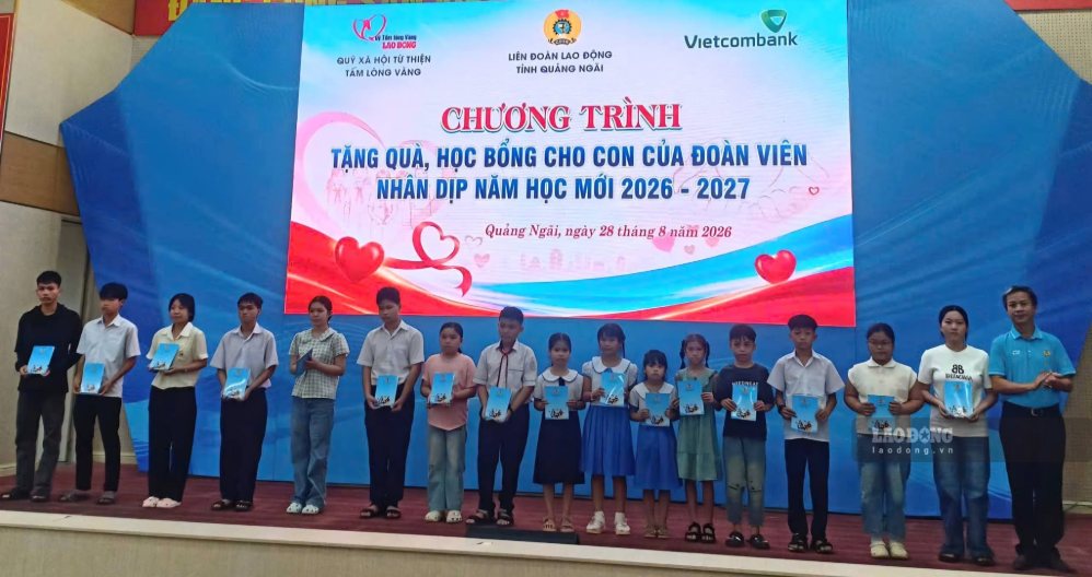 Giving gifts to children of union members and workers. Photo: Quang Ngai Trade Union