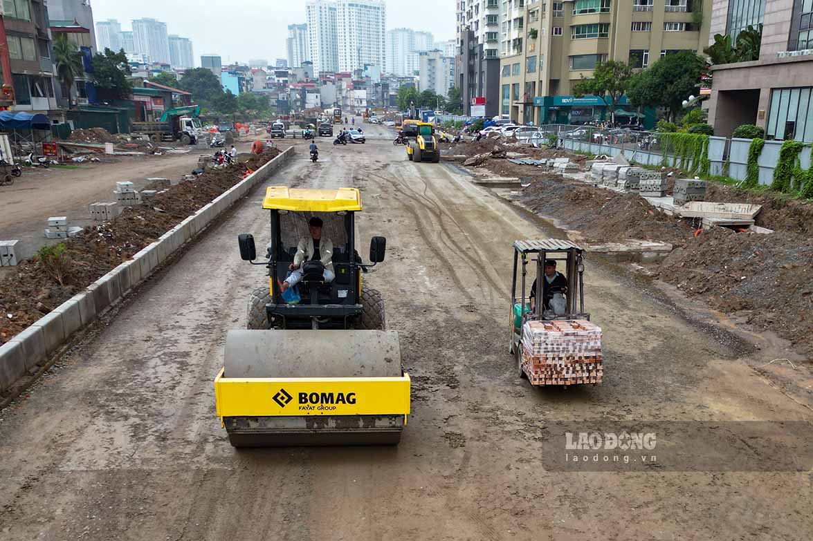 Thiết bị, máy móc cùng công nhân thi công khẩn trương trên công trường dự án. Ảnh: Hữu Vũ