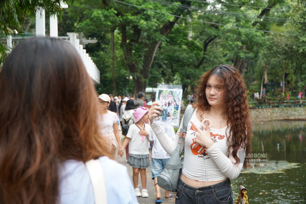 Là điểm đến đang tạo “trend” thu hút giới trẻ trên mạng xã hội, Thảo Cầm Viên đón nhiều bạn trẻ đến chụp ảnh. Chị Phạm Ngọc Thủy Tiên (phường Trung Mỹ Tây, TPHCM) chia sẻ: “Tôi cùng bạn dậy từ 6h30 để đến đây chụp hình, hưởng ánh nắng sớm và không khí trong lành. Dù lượng khách dịp lễ khá đông nhưng không gian nhiều cây xanh nên rất thoáng đãng, dễ chịu“.